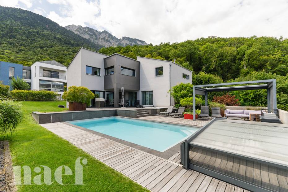 Maison d’architecte de 7.5 pièces avec piscine et jacuzzi dans un cadre verdoyant à vendre à Collombey-Muraz