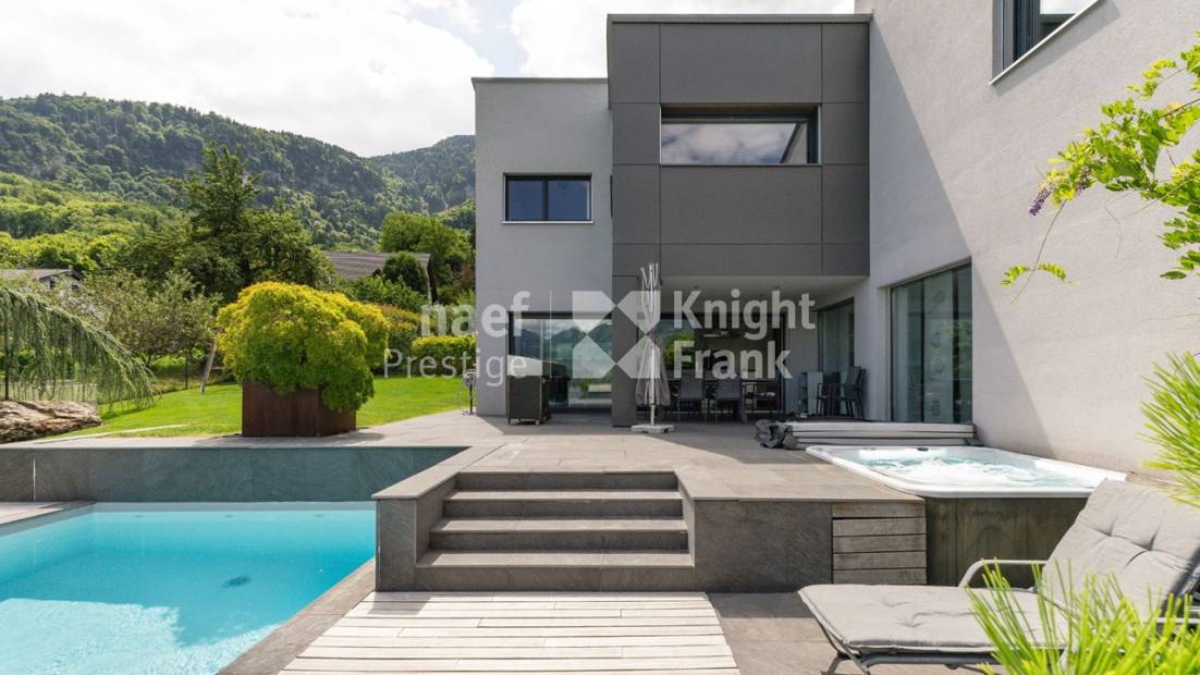 Maison d’architecte de 7.5 pièces avec piscine et jacuzzi dans un cadre verdoyant à vendre à Collombey-Muraz