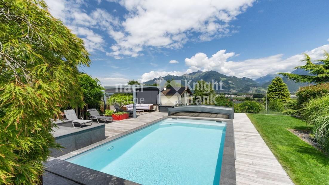 Maison d’architecte de 7.5 pièces avec piscine et jacuzzi dans un cadre verdoyant à vendre à Collombey-Muraz
