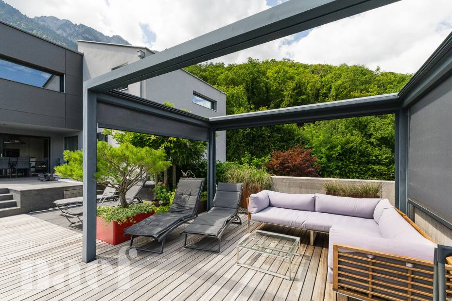 Maison d’architecte de 7.5 pièces avec piscine et jacuzzi dans un cadre verdoyant à vendre à Collombey-Muraz