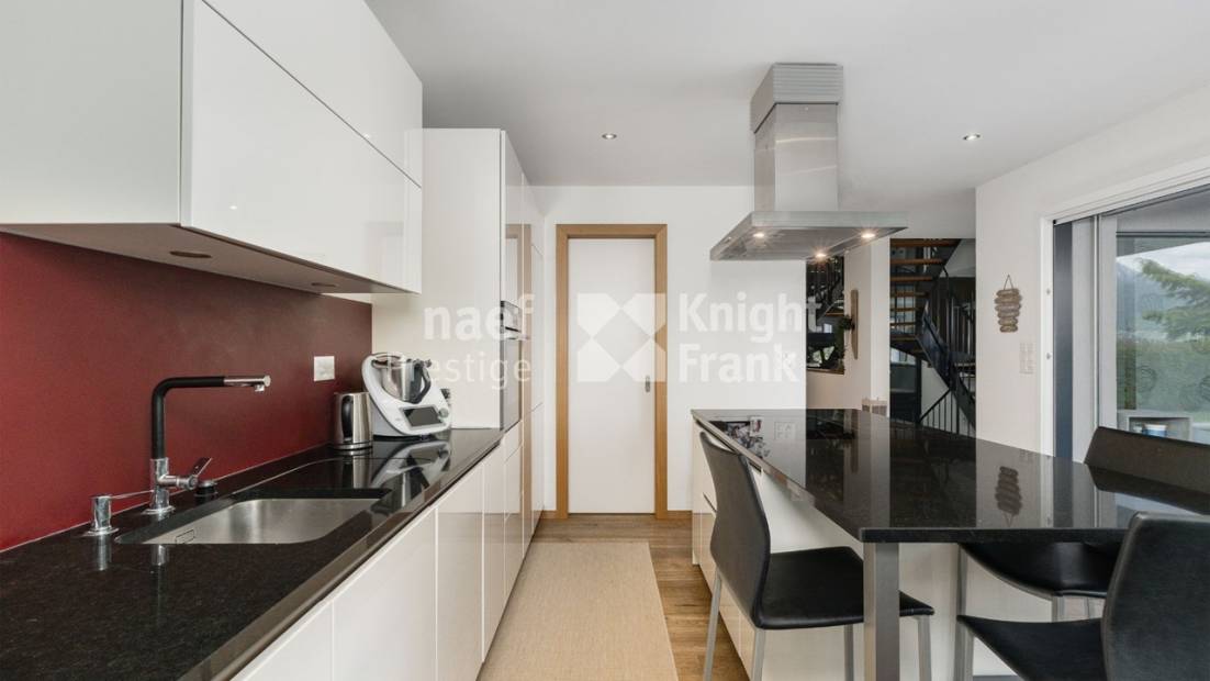 Maison d’architecte de 7.5 pièces avec piscine et jacuzzi dans un cadre verdoyant à vendre à Collombey-Muraz