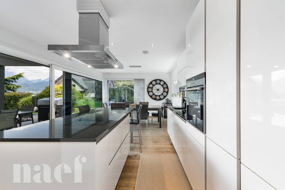 Maison d’architecte de 7.5 pièces avec piscine et jacuzzi dans un cadre verdoyant à vendre à Collombey-Muraz