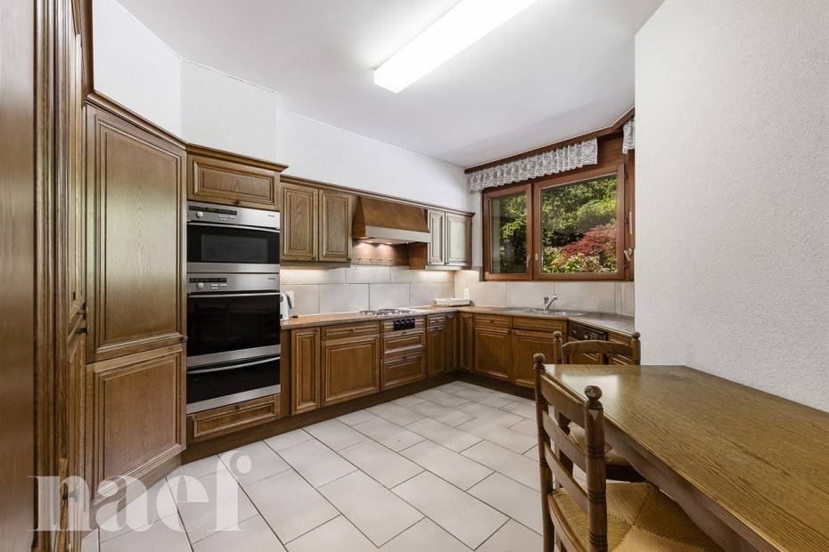 Character house with 9.5 rooms and independent apartments and panoramic lake views for sale in Chardonne