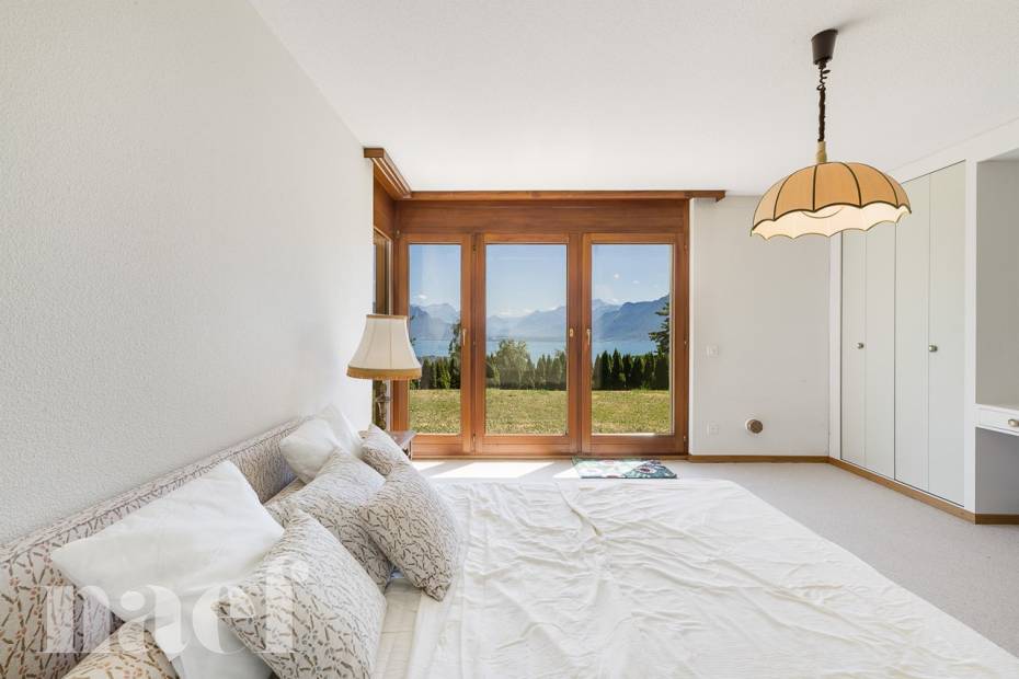 Character house with 9.5 rooms and independent apartments and panoramic lake views for sale in Chardonne