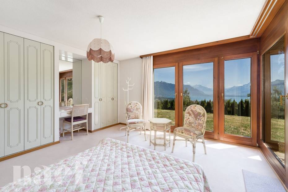 Character house with 9.5 rooms and independent apartments and panoramic lake views for sale in Chardonne