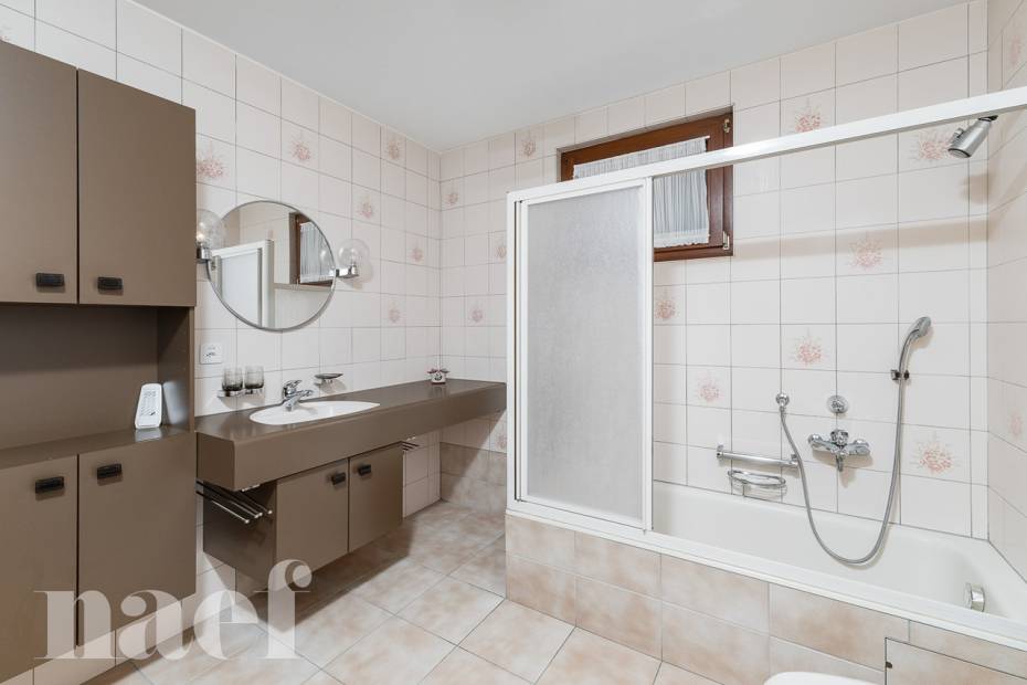 Character house with 9.5 rooms and independent apartments and panoramic lake views for sale in Chardonne