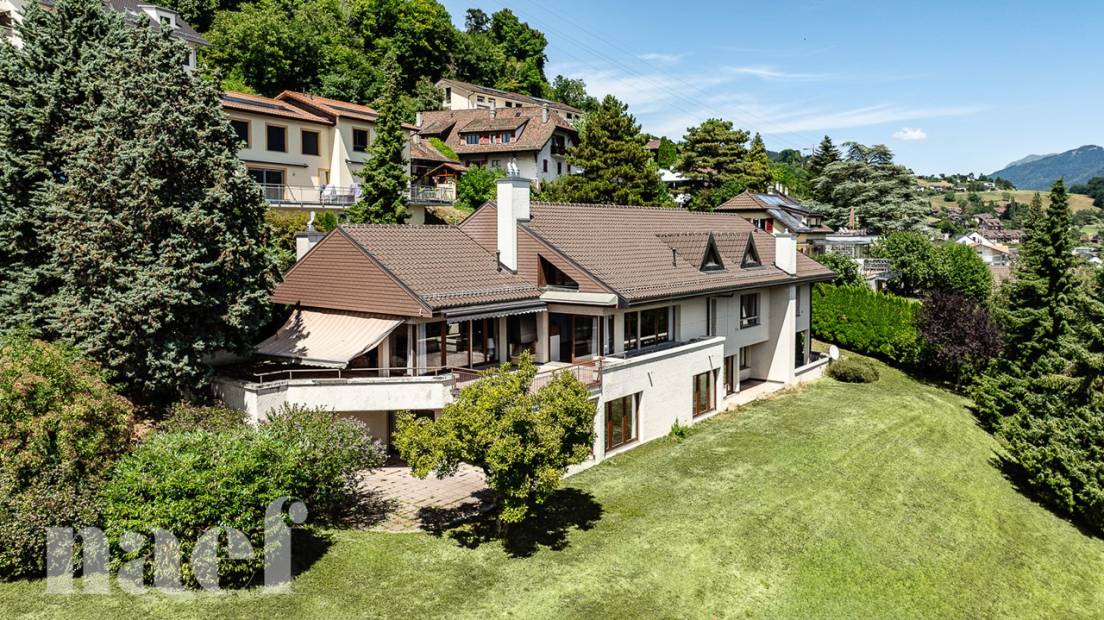 Character house with 9.5 rooms and independent apartments and panoramic lake views for sale in Chardonne