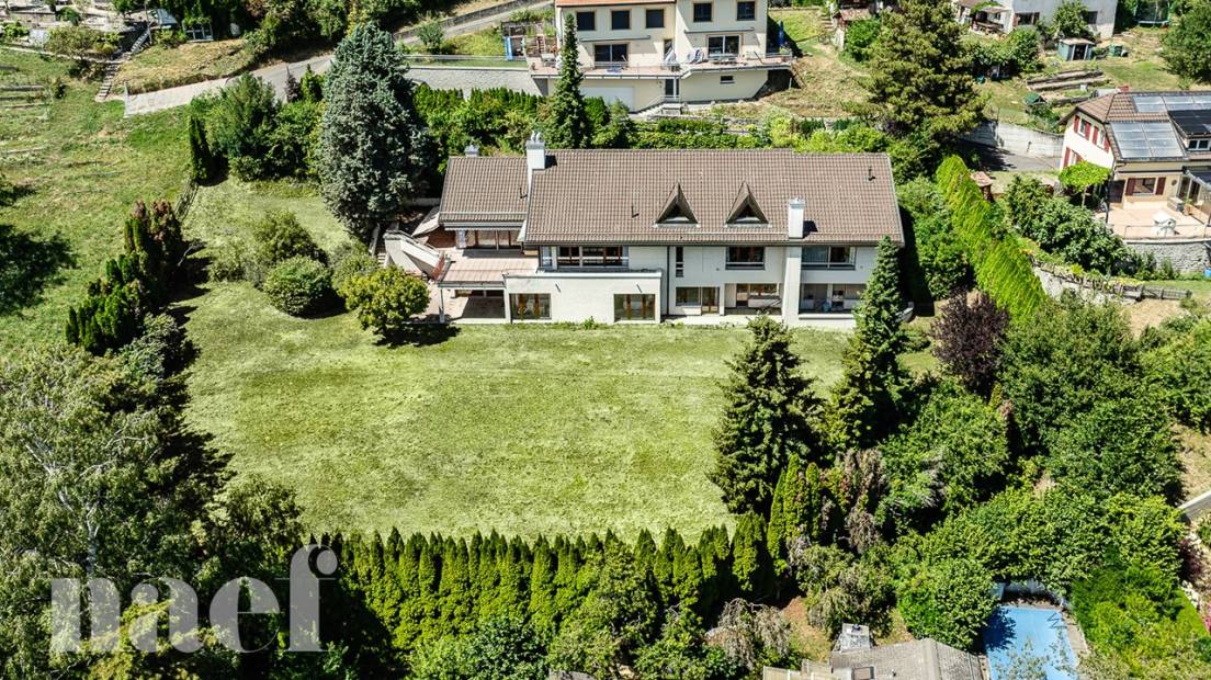 Character house with 9.5 rooms and independent apartments and panoramic lake views for sale in Chardonne