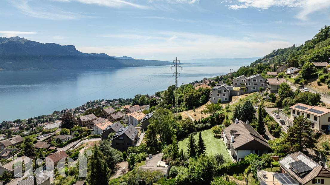 Character house with 9.5 rooms and independent apartments and panoramic lake views for sale in Chardonne