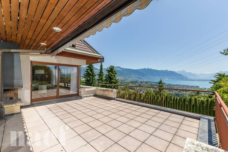 Character house with 9.5 rooms and independent apartments and panoramic lake views for sale in Chardonne