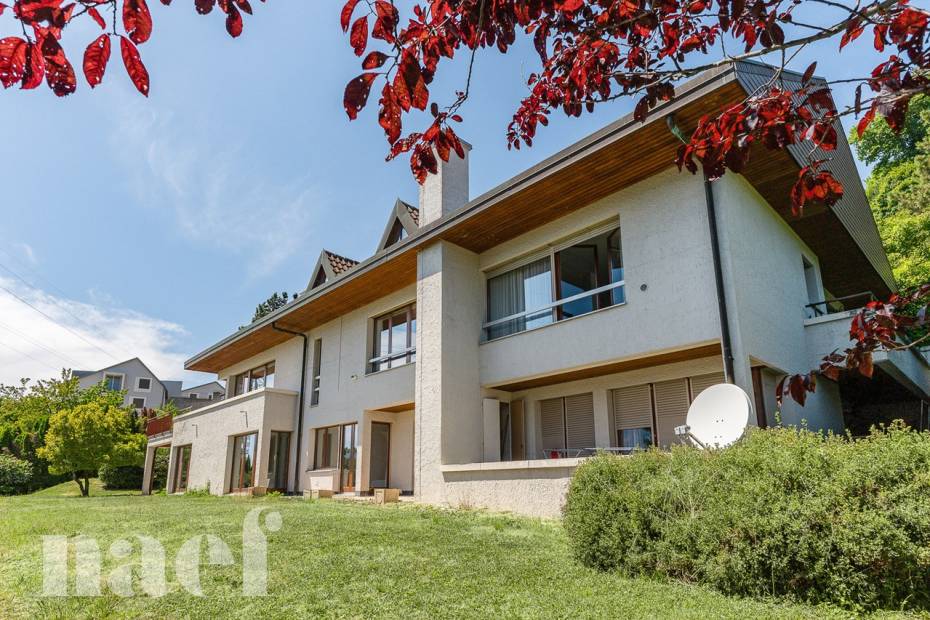 Character house with 9.5 rooms and independent apartments and panoramic lake views for sale in Chardonne