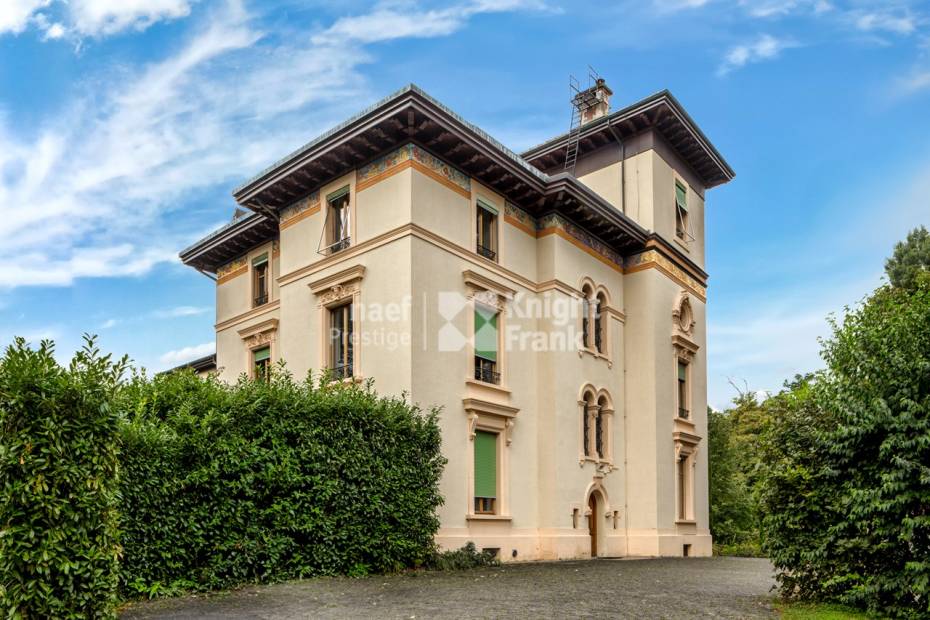 Rare: Renovated Mansion – 3 Apartments or Family Villa