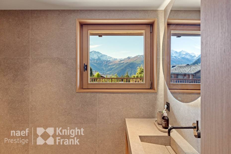 Apartment in the centre of Verbier, with large terrace.