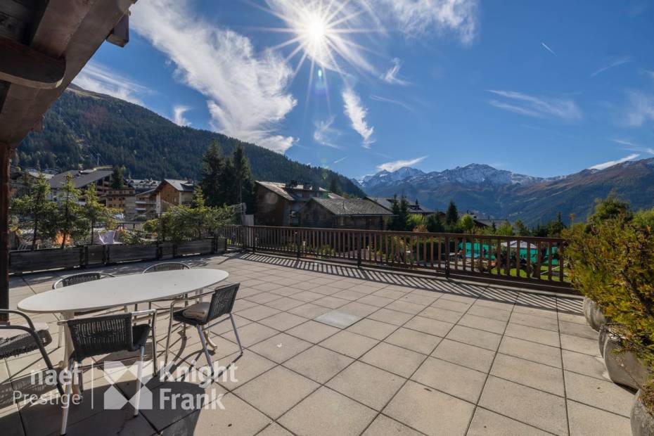 Apartment in the centre of Verbier, with large terrace.