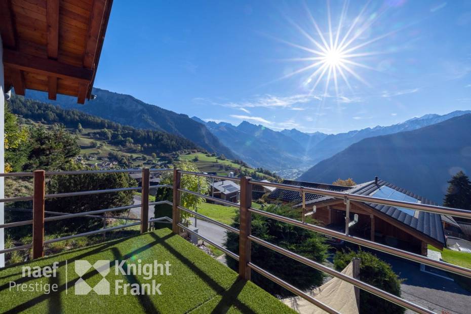 Chalet with glorious mountains view, in Levron.