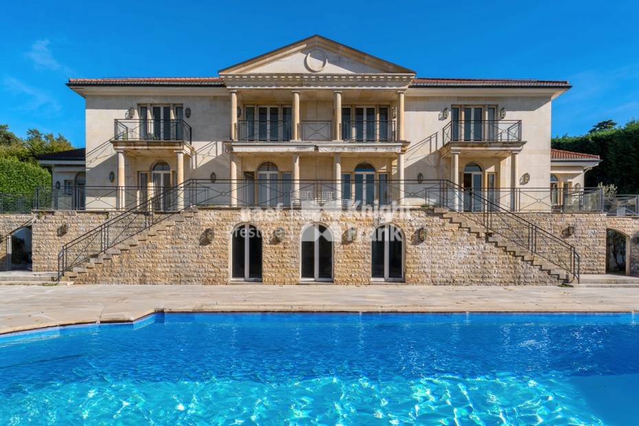 Raffinement et volumes majestueux face au lac