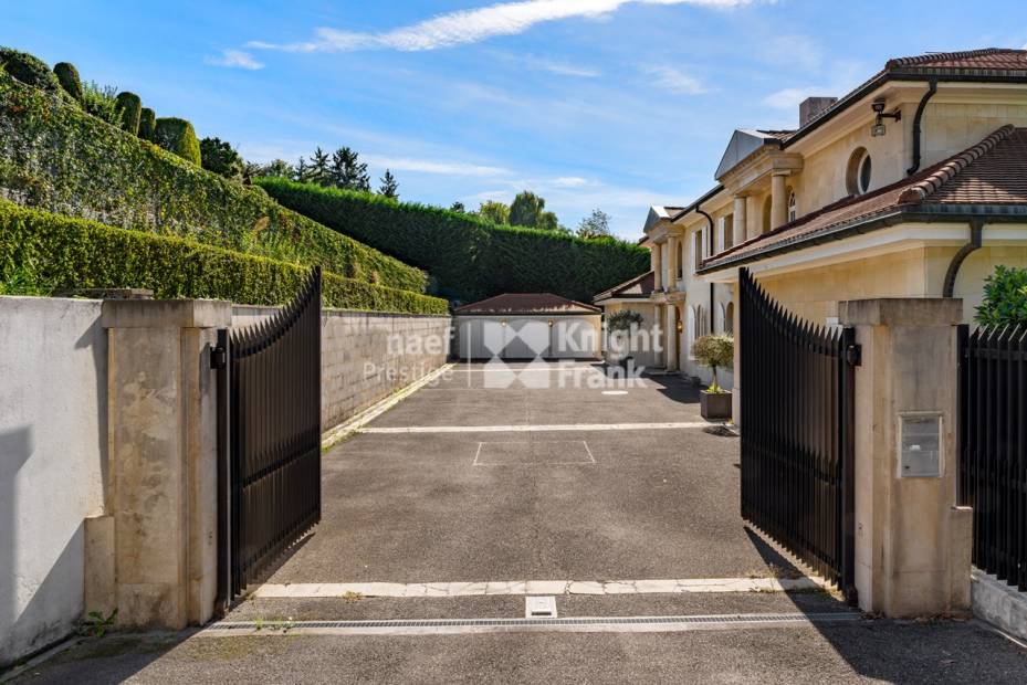 Raffinement et volumes majestueux face au lac