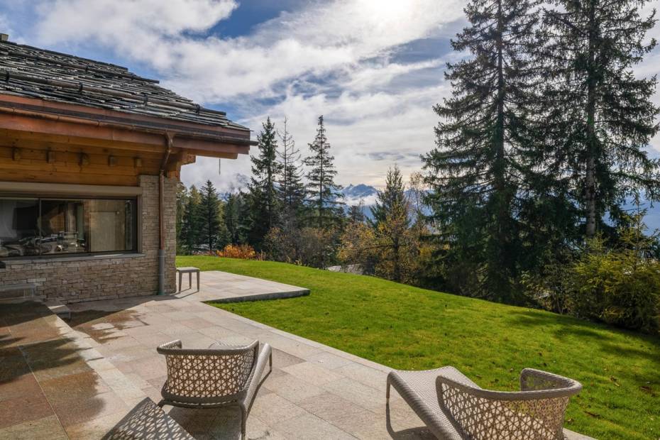 Chalet spacieux avec piscine intérieure à Crans-Montana