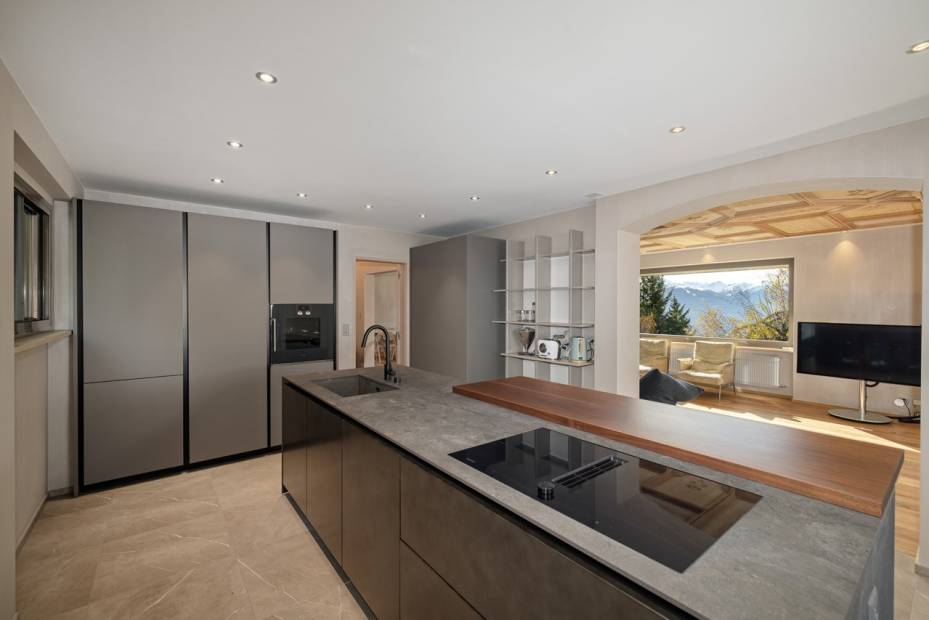 Chalet spacieux avec piscine intérieure à Crans-Montana