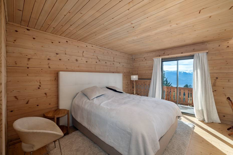 Chalet spacieux avec piscine intérieure à Crans-Montana