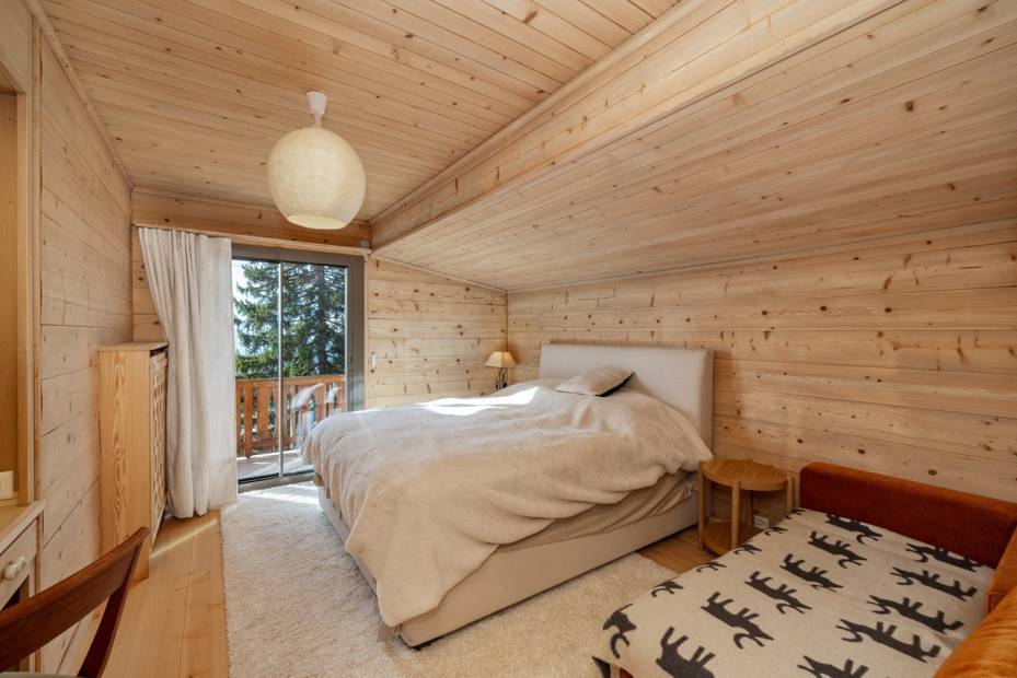 Chalet spacieux avec piscine intérieure à Crans-Montana