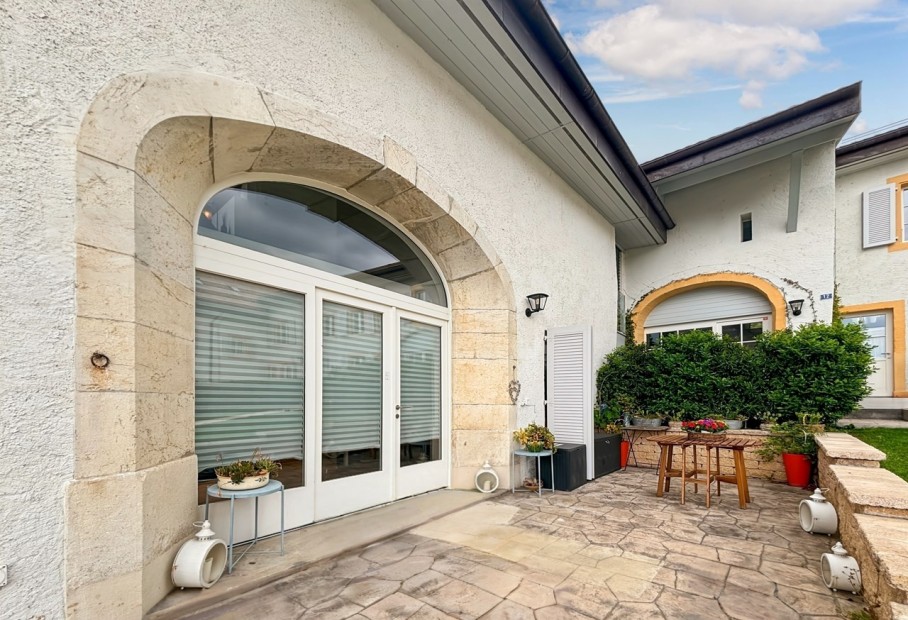 Triplex 6.5 pièces vue lac entièrement rénové