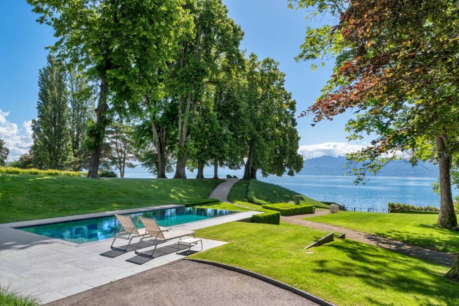 Sublime propriété de maître pieds dans l&rsquo;eau avec plage privée et garage à bateaux