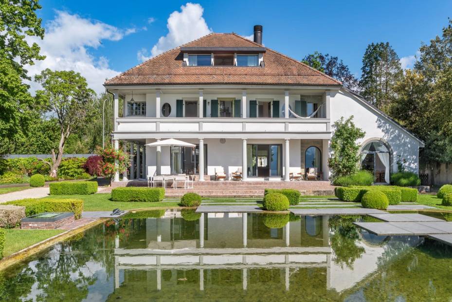 Sublime propriété de maître pieds dans l&rsquo;eau avec plage privée et garage à bateaux