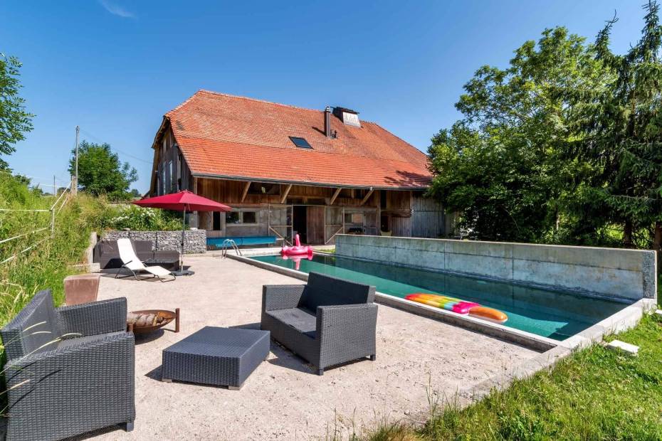 Magnifique ferme équestre rénovée avec 2 écuries, jardin et piscine à vendre à Bonnefontaine