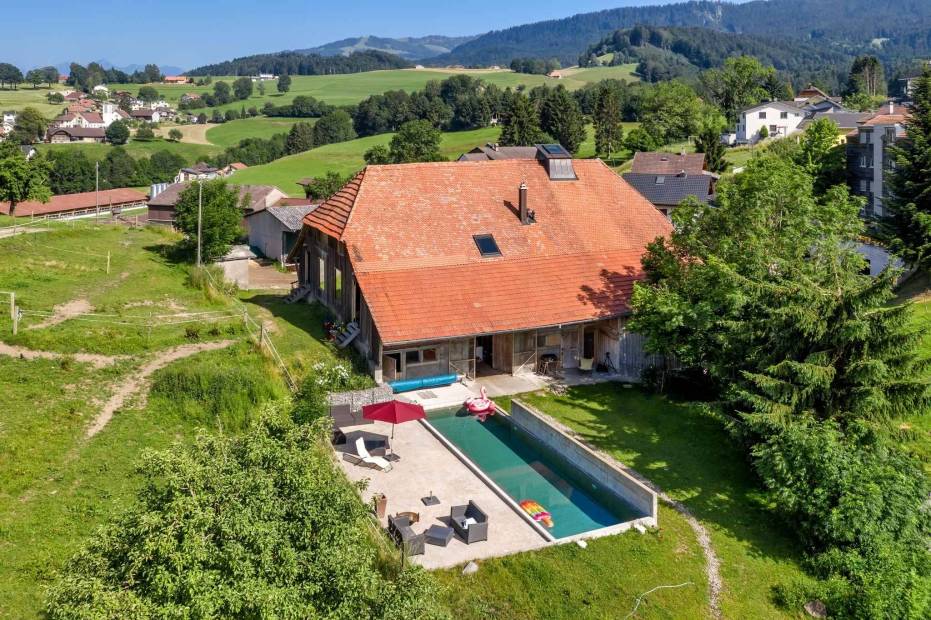 Magnifique ferme équestre rénovée avec 2 écuries, jardin et piscine à vendre à Bonnefontaine