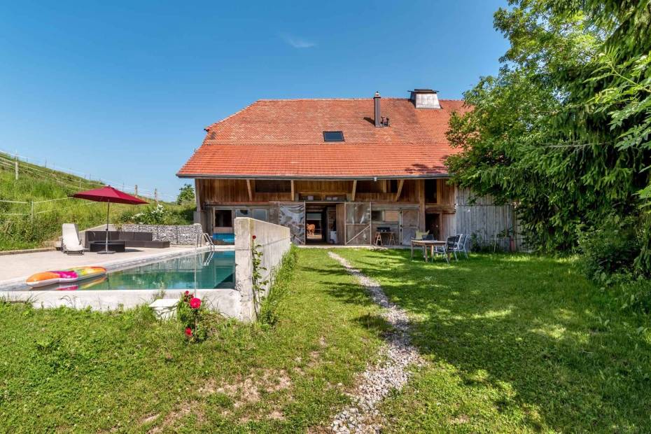 Magnifique ferme équestre rénovée avec 2 écuries, jardin et piscine à vendre à Bonnefontaine