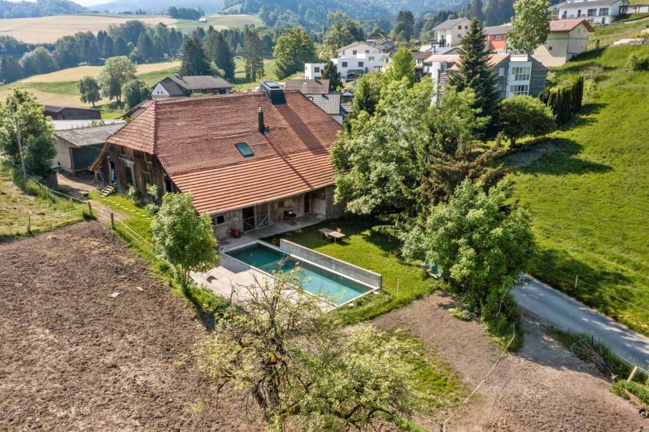 Magnifique ferme équestre rénovée avec 2 écuries, jardin et piscine à vendre à Bonnefontaine