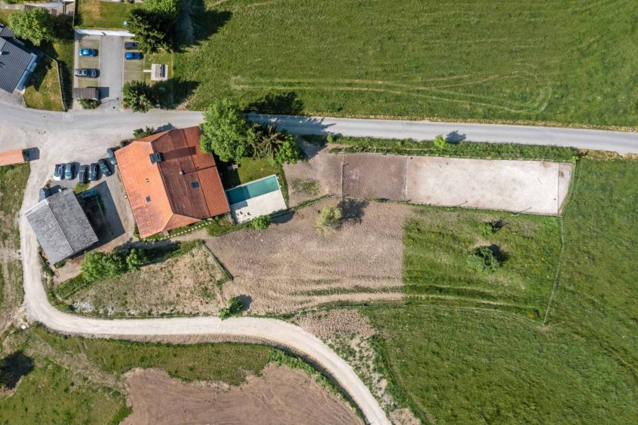 Magnificent renovated riding farm with 2 stables, garden and pool for sale in Bonnefontaine