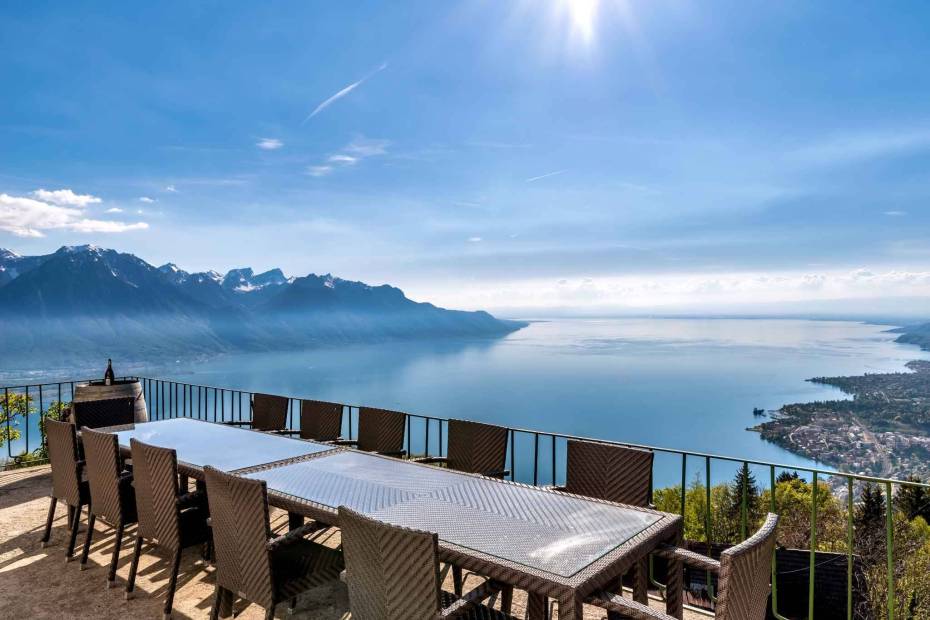 Splendid and incredible 10-room home fully renovated for sale in Caux/Montreux