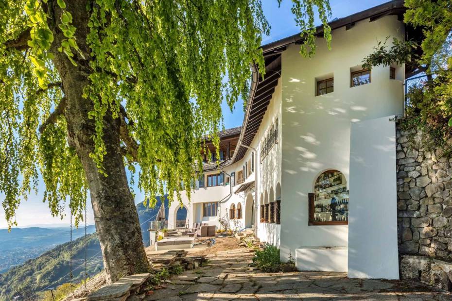 Splendid and incredible 10-room home fully renovated for sale in Caux/Montreux