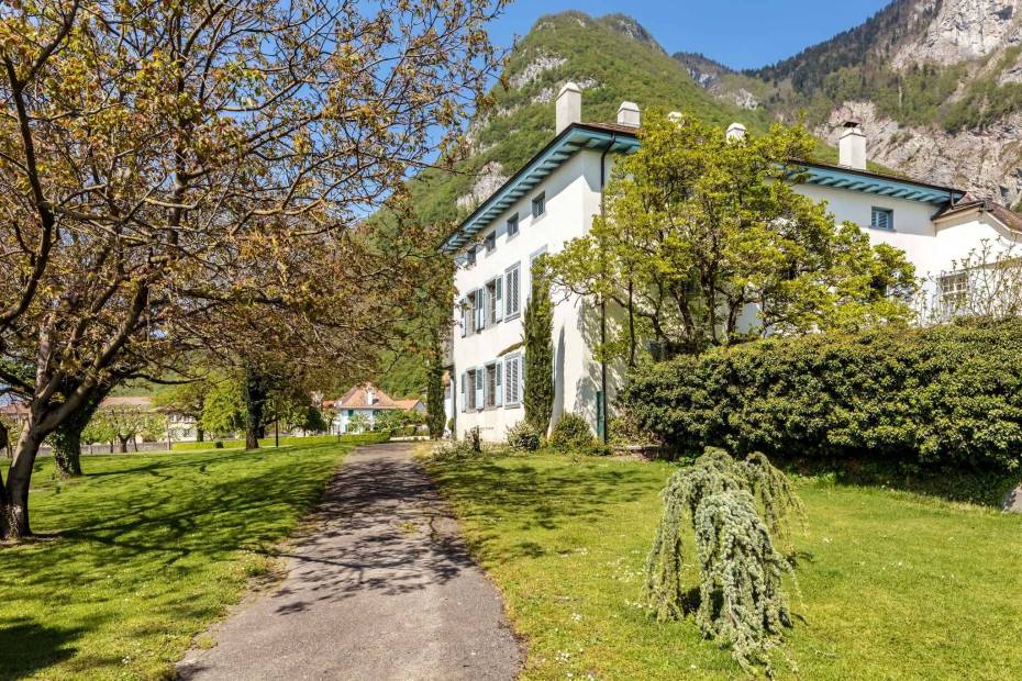 Superb 6.5 room apartment for sale in the Château de Roche in Roche/VD