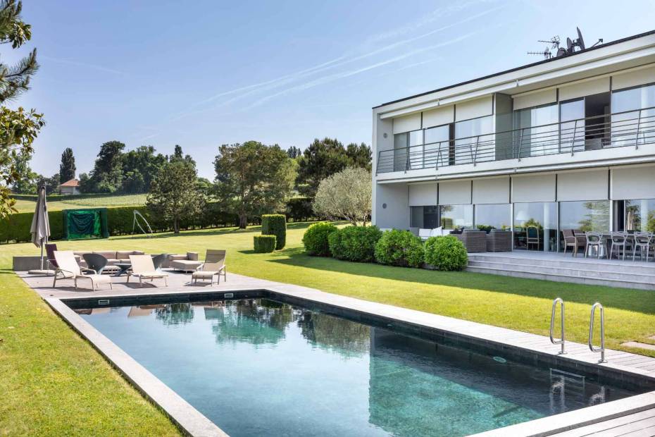 Villa contemporaine à Cologny avec vue sur le lac et le Jura