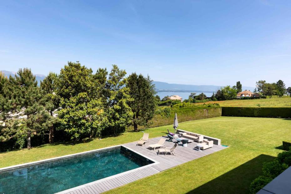 Contemporary villa at Cologny with view of lake and Jura