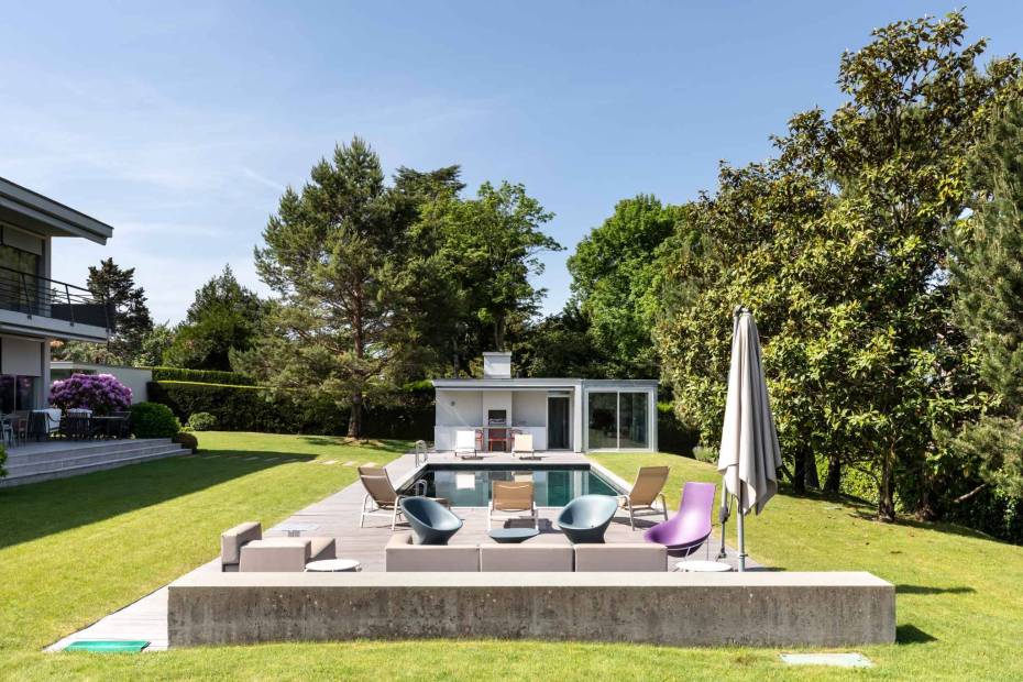 Contemporary villa at Cologny with view of lake and Jura