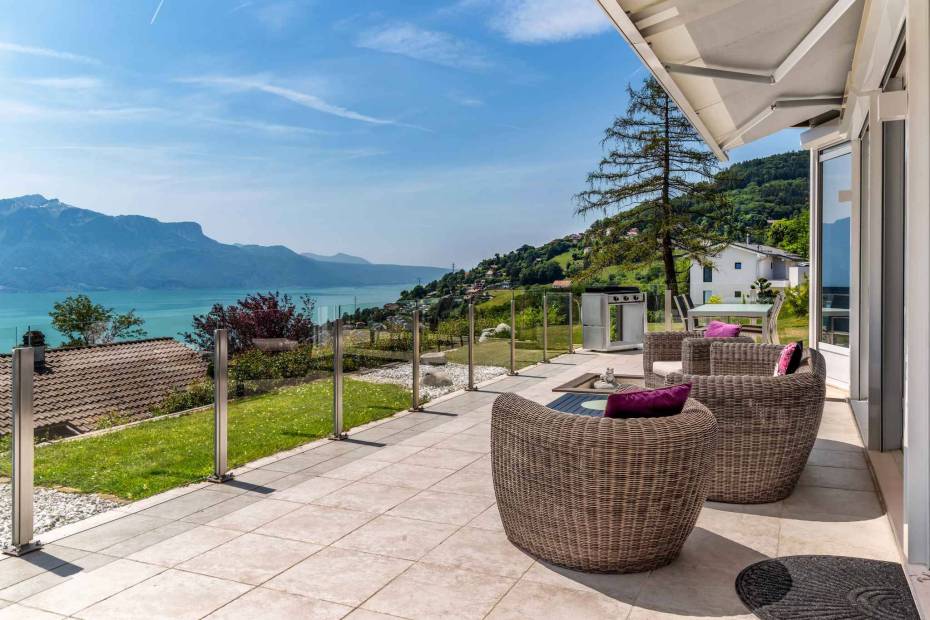 Detached 5.5-room villa with panoramic view in peaceful surroundings for sale at Jongny