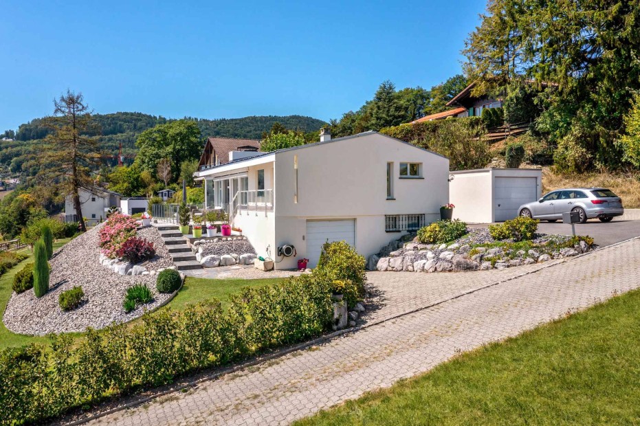 Detached 5.5-room villa with panoramic view in peaceful surroundings for sale at Jongny