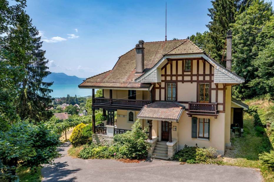 Maison de Maître de charme de 9.5 pièces sur une grande parcelle et magnifique vue sur le lac et le château à vendre à Blonay