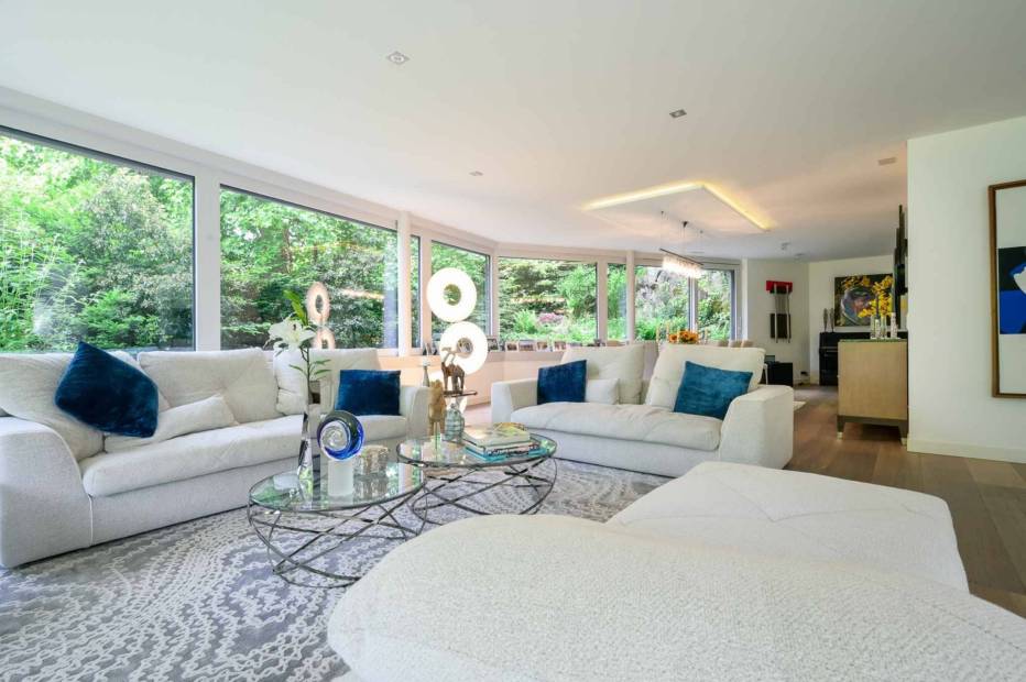 High standing 5.5-room duplex apartment with private garden for sale in La Tour-de-Peilz