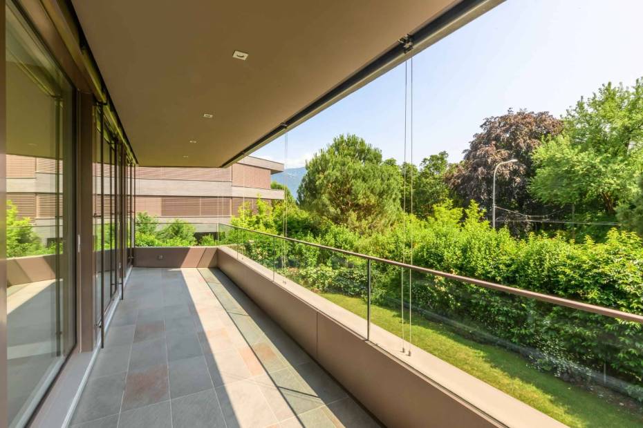 High standing 5.5-room duplex apartment with private garden for sale in La Tour-de-Peilz