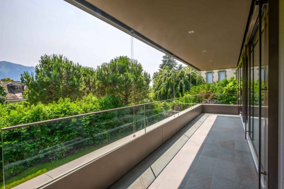 High standing 5.5-room duplex apartment with private garden for sale in La Tour-de-Peilz