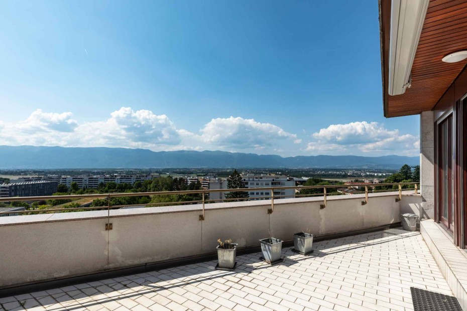 221 sqm penthouse apartment with view of Salève and Mont-Blanc