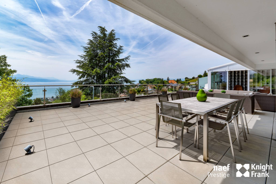 Magnificent high standing attic apartment with 287 sqm of terraces and breathtaking view of the lake and Alps