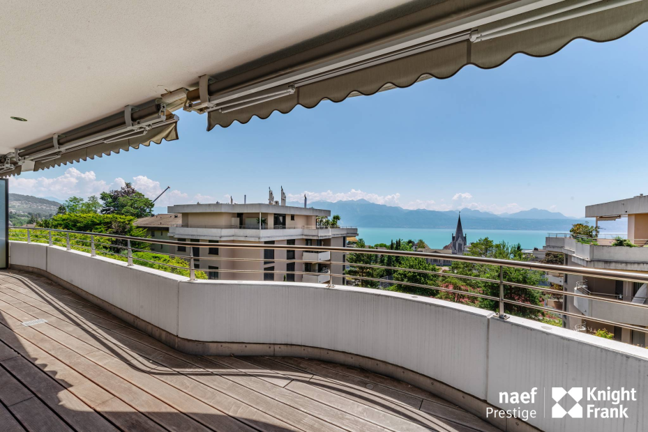 Vue lac et sur les Alpes pour ce spacieux appartement de 150 m² + balcons de 37 m²