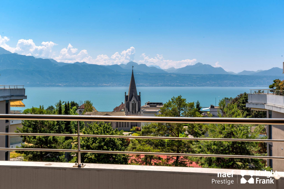 Vue lac et sur les Alpes pour ce spacieux appartement de 150 m² + balcons de 37 m²
